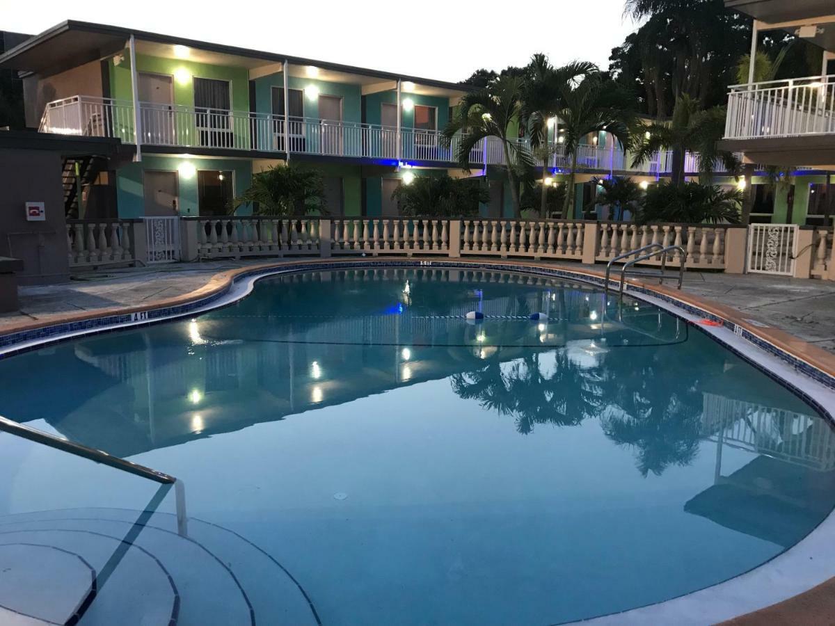 Tropical Inn & Suites, Downtown Clearwater Exterior photo